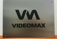 Табличка из нержавеющей стали и металлизированного пластика для Videomax — вид спереди