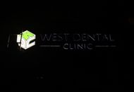 Вывеска для стоматологической клиники «West Dental» — вид в темноте 2