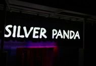 Вывеска для сети ресторанов «Silver Panda» — вид в темноте 1