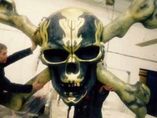 Изготовление объемной фигуры черепа с костями для ООО «Модуль-Про» на закрытую презентацию к новой премьере фильма «Пираты Карибского моря: Мертвецы не рассказывают сказки»