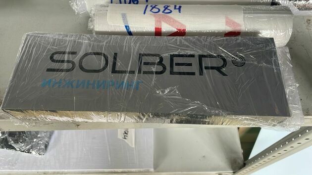 Таблички из серебряного композита с УФ печатью